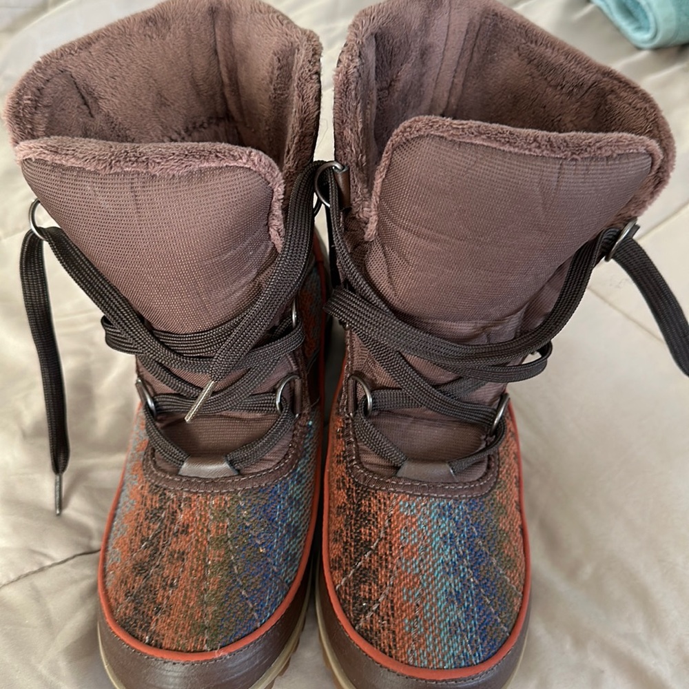 LIKE NEW Sorel Boots